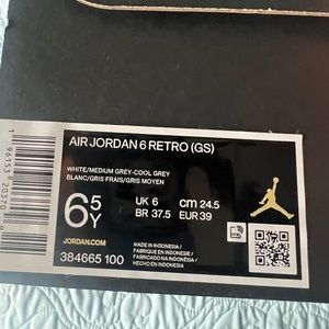 Brand new Jordan retro 6 —- boy size 6.5